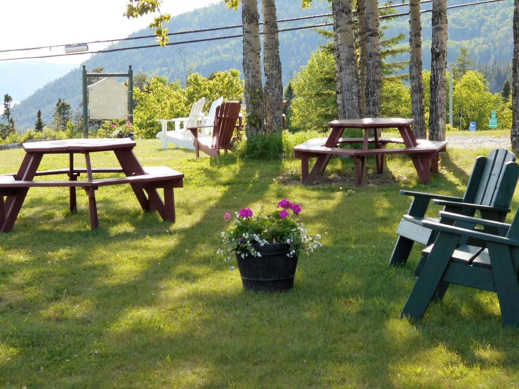 Hôtel Sous la Croix 152725 Tadoussac Exterior foto
